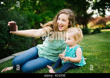 Mutter unter selfie mit Tochter (12-17 Monate) Stockfoto
