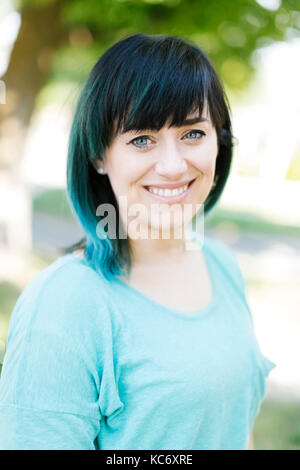 Porträt der lächelnde Frau mit blauen ombre Haar Stockfoto