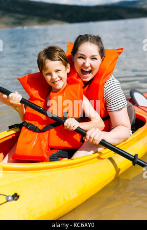 Mutter mit Sohn (6-7) Kajakfahren auf dem See Stockfoto