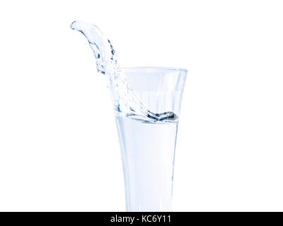 Trinkwasser in das Glas mit Splash. Auf weißen, Beschneidungspfade getrennt ausgewiesen Stockfoto