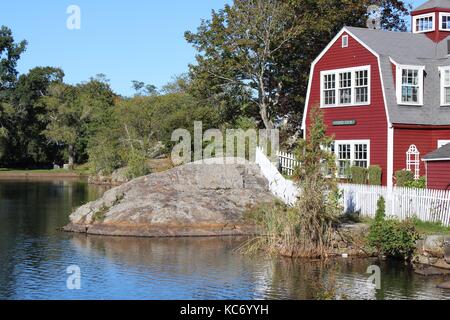 Chic Barn am Rande eines Teichs in der Nordatlantikregion von Massachusetts in der Nähe des Old Burial Point Hill, der sehr landschaftlich ist Stockfoto