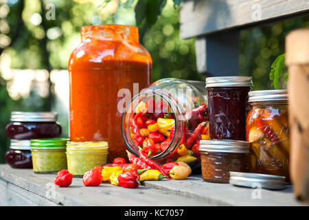 Konserven und Peperoni in Jar Stockfoto