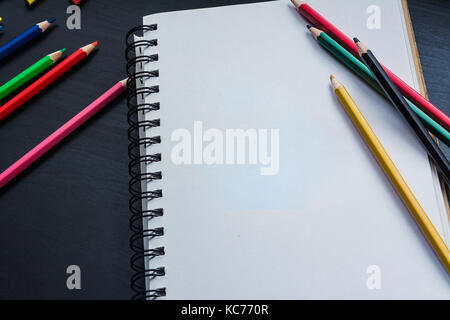 Notebook auf dem Schreibtisch, Zeichnung Kürbis auf dem Notebook. Stockfoto