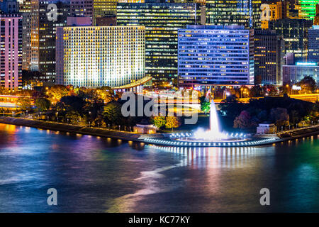 Pittsburgh, Pennsylvania Stadtbild mit den ikonischen beleuchtete Brunnen Wahrzeichen von Point State Park Stockfoto