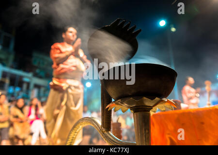 VARANASI, INDIEN - MÄRZ 13, 2016: Horizontale Bild von Kerzenhalter mit Rauch während indische Mensch betet während religiöser Ganga Aarti Ritual bei Dashash Stockfoto
