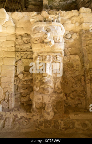 Gut erhaltene Statue auf dem Tempel der Masken an kohunlich Maya archäologische Stätte in Quintana Roo Mexiko Stockfoto