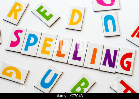 Wort Rechtschreibung aus bunte Buchstaben auf weißem Hintergrund Stockfoto