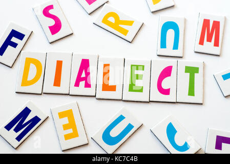 Wort Dialekt aus bunte Buchstaben auf weißem Hintergrund Stockfoto