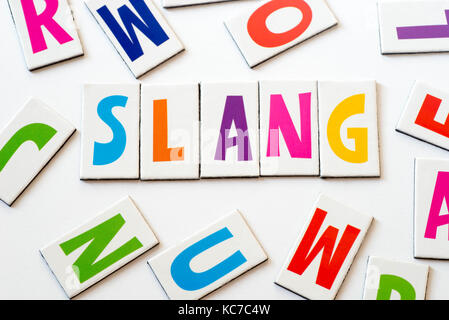 Wort slang aus bunte Buchstaben auf weißem Hintergrund Stockfoto