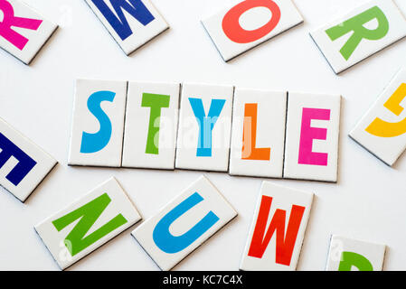 Wort aus bunte Buchstaben auf weißem Hintergrund Stockfoto