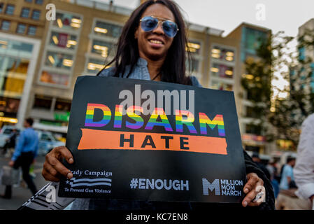 New York, Usa. Oktober 2017. Homosexuell gegen Guns organisierte eine Kundgebung und marsch vom Union Square Park zum Times Square am 2. Oktober 2017; als Antwort auf? ?der? ?Las? ?Vegas? ?Massaker, Hunderte marschierten ihre Stimmen zu erheben, um zu erklären, dass Waffengewalt eine Epidemie ist, Waffengewalt eine Krise der öffentlichen Gesundheit ist, Waffengewalt ist heilbar und es ist nicht akzeptabel, dass amerikaner als Folge von Waffengewalt geschlachtet werden. Quelle: Erik McGregor/Pacific Press/Alamy Live News Stockfoto