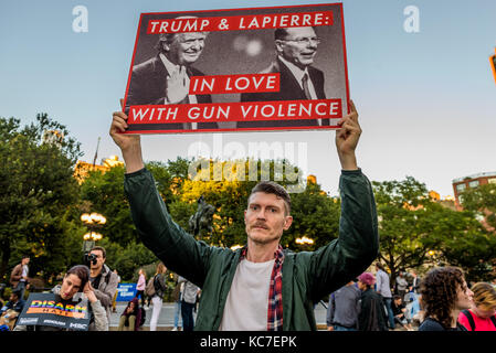 New York, Usa. Oktober 2017. Homosexuell gegen Guns organisierte eine Kundgebung und marsch vom Union Square Park zum Times Square am 2. Oktober 2017; als Antwort auf? ?der? ?Las? ?Vegas? ?Massaker, Hunderte marschierten ihre Stimmen zu erheben, um zu erklären, dass Waffengewalt eine Epidemie ist, Waffengewalt eine Krise der öffentlichen Gesundheit ist, Waffengewalt ist heilbar und es ist nicht akzeptabel, dass amerikaner als Folge von Waffengewalt geschlachtet werden. Quelle: Erik McGregor/Pacific Press/Alamy Live News Stockfoto