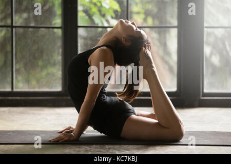 Junge attraktive Frau King Kobra, studio Hintergrund Stockfoto