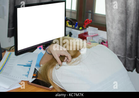 Geschäftsfrau, die im Büro, Schlafen an ihrem Schreibtisch. Business Konzept. Stockfoto