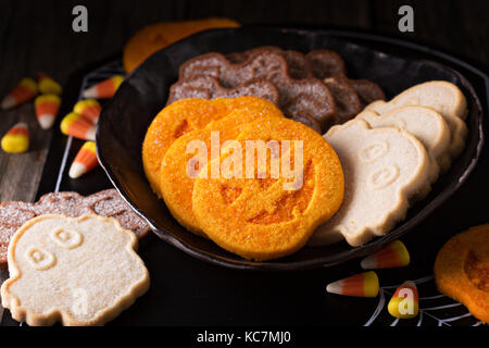 Halloween Pumpkin Cookies auf einer Platte Stockfoto