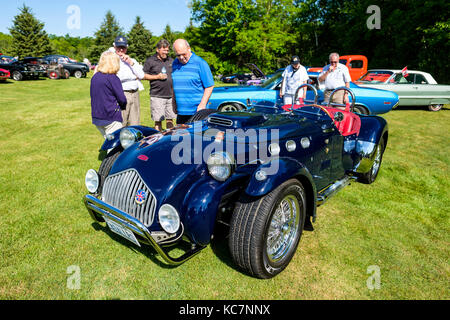 Vorderansicht von Allard J2X MK II, moderne Version der 50er Jahre britischer Wettbewerb roadster, Fleetwood Land Cruize-In, London, Ontario, Kanada. Stockfoto