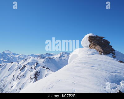 Bergen über cugnai Heben mit Blick in Richtung Col de la calabordane, Val-d'Isère, Espace Killy, Frankreich Stockfoto