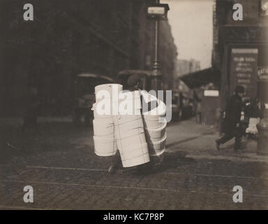 Junge Hüte tragen. Bleecker St., N.Y., Lewis Hine, Februar 1912 Stockfoto