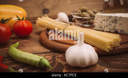 Zutaten für die Zubereitung von Pasta über Holz- Küche. Gemüse, Soßen Stockfoto