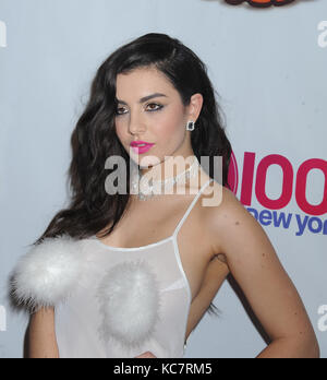 NEW YORK, NY - Dezember 12: Charli XCX besucht z 100 s Jingle Ball im Madison Square Garden am 12. Dezember 2014 in New York City People: Charli XCX Getriebe Ref: MNC 1 Hoo-Me.com/MediaPunch Stockfoto