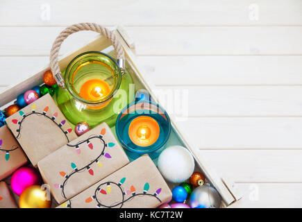 Geschenkboxen mit festlichen Girlanden. Weihnachtsschmuck. Stockfoto