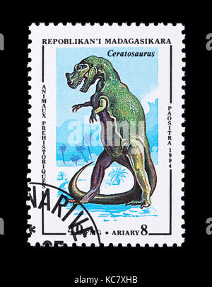 Briefmarke aus Madagaskar mit der Darstellung eines ceratosaurus Stockfoto