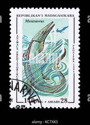 Briefmarke aus Madagaskar mit der Darstellung eines Mosasaurus Stockfoto