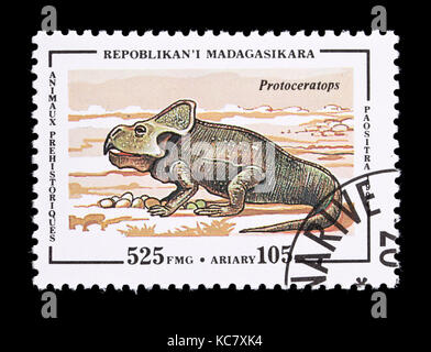 Briefmarke aus Madagaskar mit der Darstellung eines Protoceratops Stockfoto