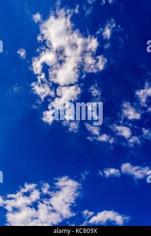 Tief blauen Himmel mit vereinzelten Wolken Stockfoto