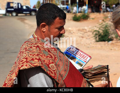 Junge Afrikaner sind Souvenirs im Tempel von Abu Simbel, Abu simbal, Oberägypten Stockfoto