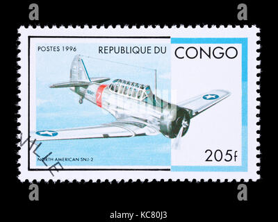 Briefmarke aus dem Kongo mit der Darstellung eines Nordamerikanischen Texan SNJ-2, 2.Weltkrieg ära Trainer Flugzeuge. Stockfoto