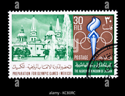 Briefmarke aus Jordanien, die die Olympische Fackel und Guadalajara Kathedrale. Stockfoto