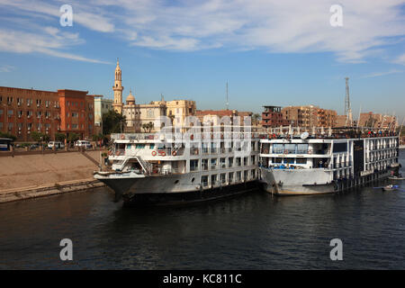 Nil Kreuzfahrt Schiffe im Hafen in der Nähe von Luxor, nil, ägypten Stockfoto