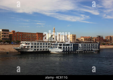 Nil Kreuzfahrt Schiffe im Hafen in der Nähe von Luxor, nil, ägypten Stockfoto