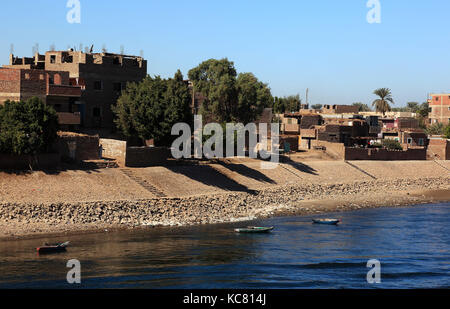Blick vom Boot auf dem Nil zu Stadt Luxor, Oberägypten Stockfoto