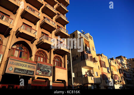 Gebäude in der Innenstadt von Luxor, Afrika, Oberägypten Stockfoto