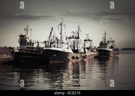 Industrielle Fischerboote im Hafen der alten Stadt Nessebar, Burgas, Bulgarien günstig. vintage Tonwertkorrektur, retro style Wirkung Stockfoto