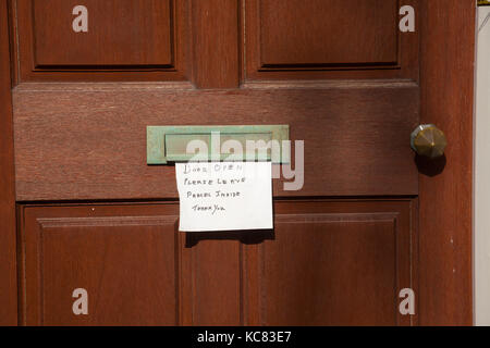 Eine Notiz, die an einer Tür in Fife feststeckt und sagt, dass sie geöffnet ist, lassen Sie das Paket bitte innen. Stockfoto