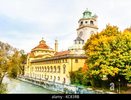 Blick auf Herbst Landschaft rund um Das Müllersche Volksbad in München Stockfoto