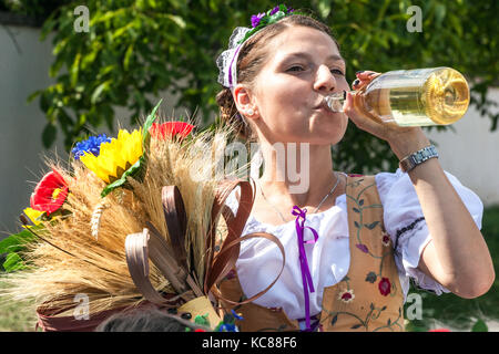 Tschechische Frau, die Wein aus einer Flasche trinkt, die Feier der guten Ernte, Jevisovice, Erntefest Tschechische Republik Stockfoto