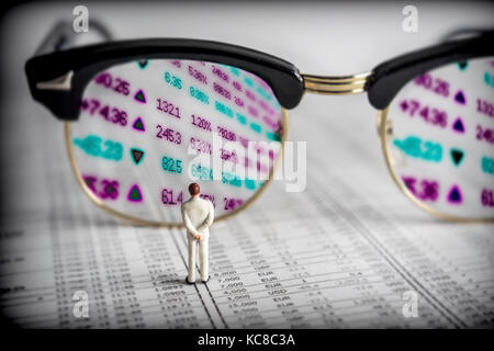 Konzeptionelle Bild ein Mann an der Reflexion der Brille suchen, Marketing Stockfoto