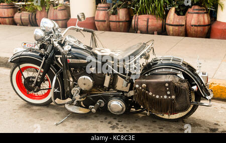 1947 Harley-Davidson, renommiertes amerikanisches Motorrad und Statussymbol, geparkt vor einer Bar, Cienfuegos, Kuba Stockfoto