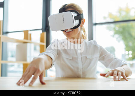 Gerne fröhliche Frau tragen 3D-Brille Stockfoto