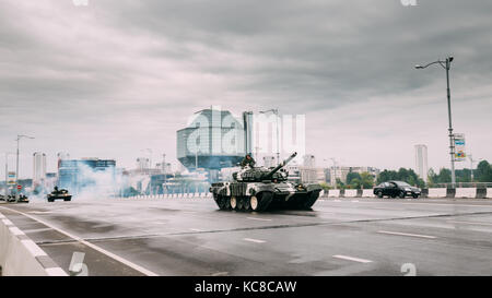 Belarus, Minsk. Militärische Ausrüstung, die in der Nähe der Nationalen Bibliothek von Weißrussland während der Ausbildung vor der Feier des nationalen Feiertag - Die independen Stockfoto