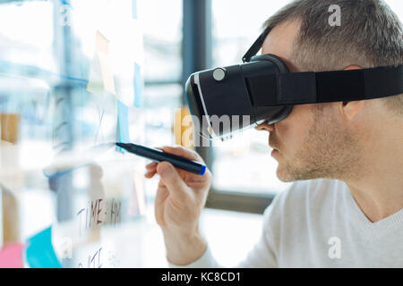 Schwere, gut aussehenden Mann schreiben mit einem Textmarker Stockfoto