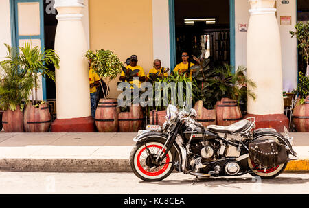 1947 Harley-Davidson, renommiertes amerikanisches Motorrad und Statussymbol, geparkt vor einer Bar, Cienfuegos, Kuba Stockfoto