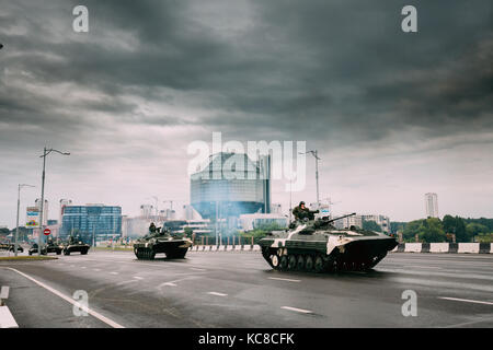 Belarus, Minsk. Militärische Ausrüstung, die in der Nähe der Nationalen Bibliothek von Weißrussland während der Ausbildung vor der Feier des nationalen Feiertag - Die independen Stockfoto