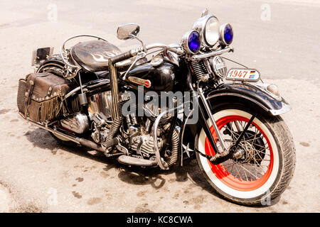 1947 Harley-Davidson, renommiertes amerikanisches Motorrad und Statussymbol, geparkt vor einer Bar, Cienfuegos, Kuba Stockfoto