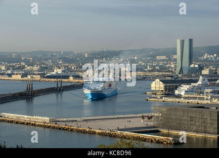 Marseille (Frankreich). 2014/03/11. Überblick über Marseille Fos Port (Französisch GPMM) an der Unterseite des Wolkenkratzers' Tour CMA-CGM'. Mähdrescher shi Stockfoto