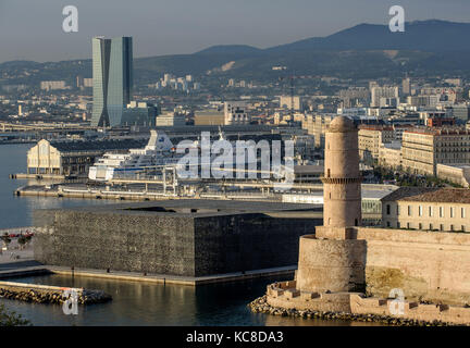 Marseille (Frankreich). 2014/03/11. Überblick über Marseille Fos Port (Französisch GPMM) an der Unterseite des Wolkenkratzers' Tour CMA-CGM'. Mähdrescher shi Stockfoto